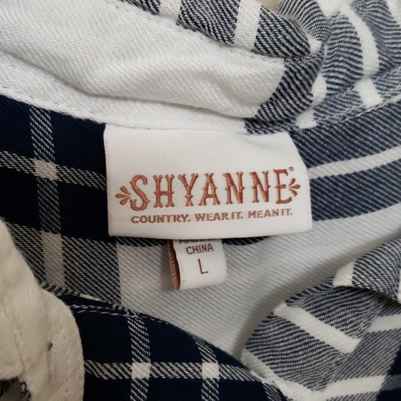 Plaid split back sleeveless shirt - Picture 2 of 3